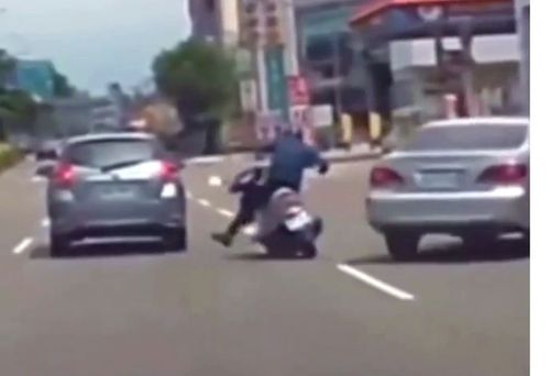 影片|機車騎士蛇行超車!下秒撞翻在地鯉魚打滾 網歪樓:配音太療癒