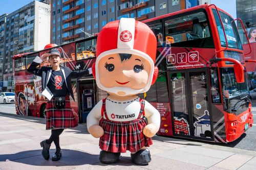 大同寶寶英倫風上身 穿著蘇格蘭裙北車迎賓