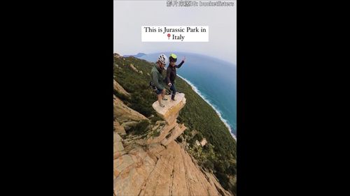 攀岩男女站在懸岩上  光看就腳軟!你敢挑戰嗎?