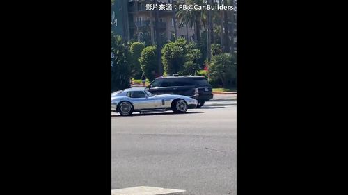 玩具車在路上行駛引人注目 沒想到下一秒就GG了