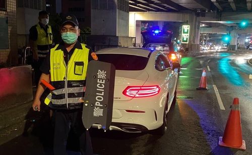通缉犯随身携带尖刀趴趴走 警用新装备臂盾、防暴钢叉防失控