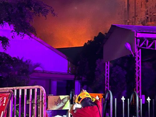 高雄鐵皮工廠大火烈焰沖天　10消防車20人搶救