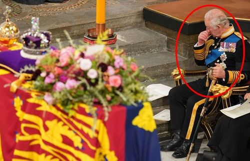 英國國王查理三世拭淚送別母親　親自寫字條、選花