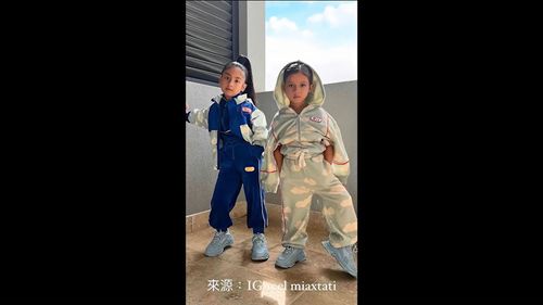 小小姊妹淘氣場十足 浮誇的姿勢處處當做伸展台