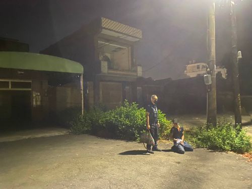 奮力爬1樓高想偷剪纜線 桃園男見這台車心虛摔下來