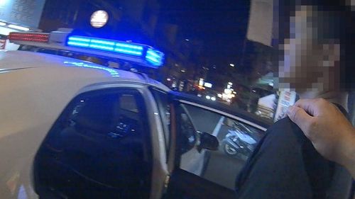 男子乘機車沒戴安全帽　警攔查竟是通緝犯！他被逮辯「沒收到通知」
