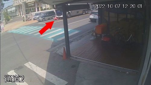  大貨車綠燈起步　嬤載孫三貼連人帶車輾壓車底幸輕傷｜死角驚魂片