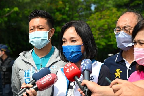 高雄选举|柯志恩遭突袭!台湾基进举牌质疑团队诚信 本尊当场回击