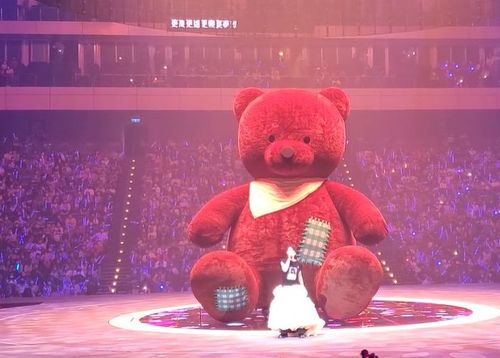 劉若英自爆老公兒子在家很怕她 5米巨熊坐舞台中賣萌