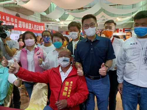 國民黨「最強母雞」盧秀燕陪同  議長張清照完成參選登記