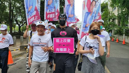 台南選情|林義豐挾帶蝙蝠俠登記參選 宣示推翻「現實高譚市」