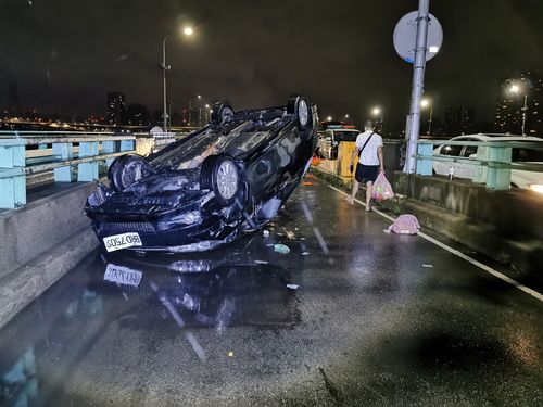 軒嵐諾颱風來襲雨勢不斷 男駕車返家打滑撞分隔島翻覆