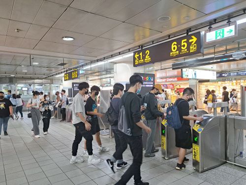 6.8強震|70多起餘震北捷降速行駛 北市電梯受困、水泥塊掉落