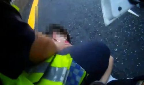 女通缉犯拒检逃逸困车阵 3警破窗逮人不慎遭割伤