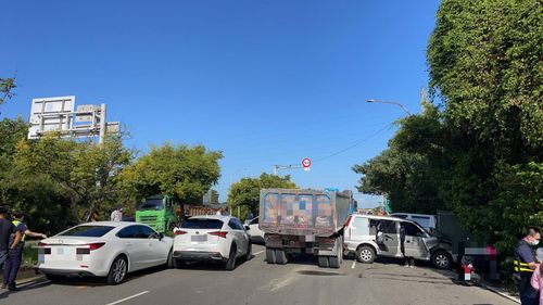15車連環撞！聯結車煞車失靈釀禍　5人受傷3送醫