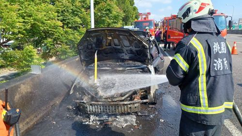 國道開車突聞燒焦味 瞬間起火!桃園男機警停車逃一劫