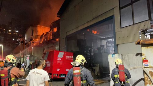 新莊工廠大火濃煙冒出　工人驚嚇逃竄！警消趕抵滅火