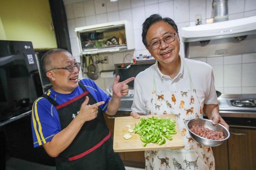 張善政秀廚藝端「青椒炒牛肉」　網友讚：會做菜的男人最棒