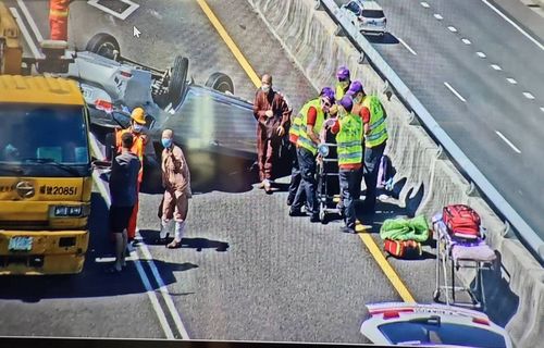 五楊高架轎車翻覆佔1車道釀2傷　命大！駕駛頭部撕裂傷送醫