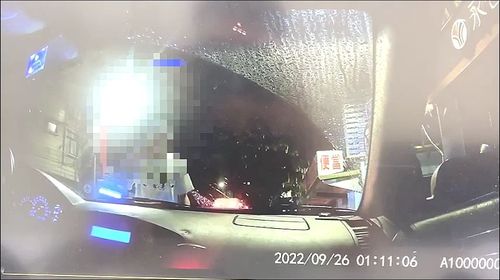 永和醉男倒路邊與警衝突　遭上銬只能悲慘睡警所