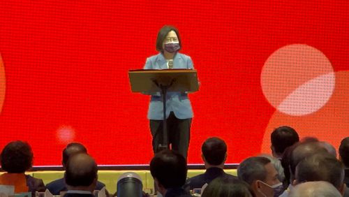 蔡英文赴新北「固樁」 林佳龍端政見盼帶領產業升級