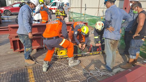 板橋工人吊掛H鋼不慎踩空　還好僅輕傷！警消吊掛搶救