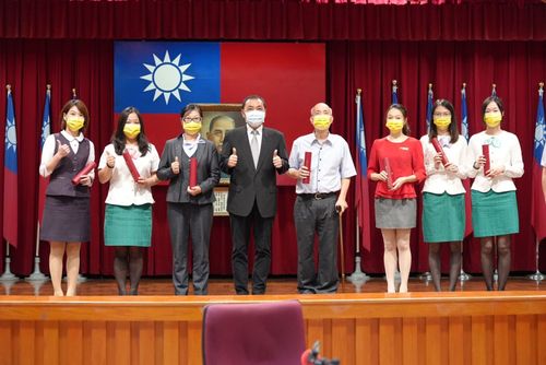 侯友宜親頒「打詐貴賓卡」　獎勵阻詐機構及超商員工