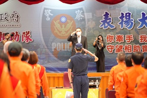 里長兄弟守護社區40年 侯友宜讚許2人是五星里長