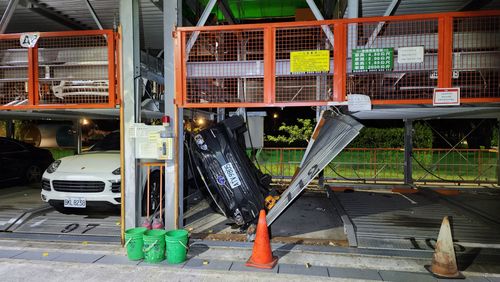 新生公園機械停車場故障維修鋼索斷裂 工人及車輛墜落險砸隔壁保時捷