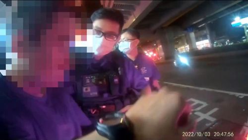 那根怪怪的!男子違停路邊玩手機 排檔桿藏毒遭警搜出