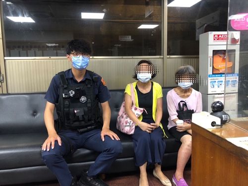 新北老婦就醫忘記回家的路　呆坐路旁熱心警協助返家