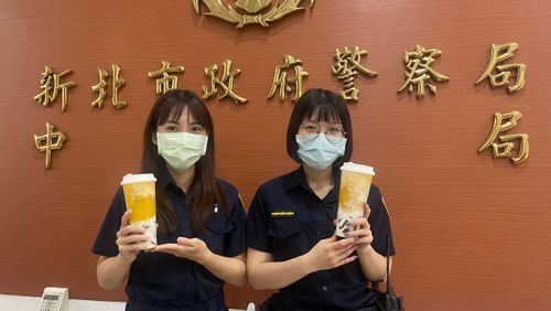 茶店贈中和警93杯楊枝甘露 小女警喝了滿滿的感動