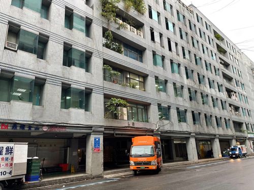 新店食品廠女員工手遭夾傷 警消切開機器助脫困