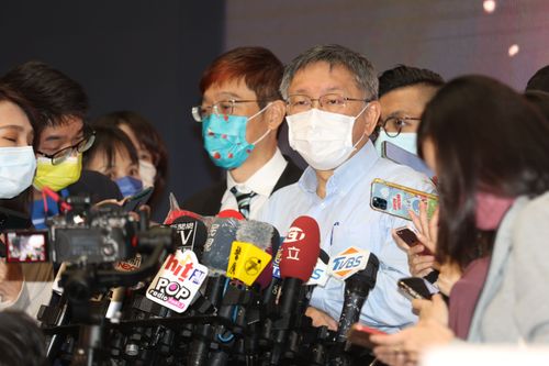 藍營喊「集中選票」　柯文哲嗆：蔣萬安談政見辯論都不敢！搶婆媽握手比可愛