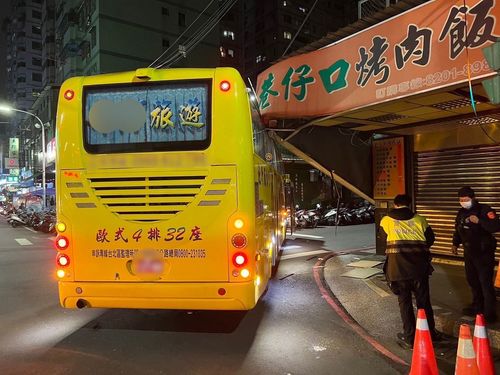 遊覽車迴轉撞垮店家招牌　司機質疑這原因釀禍