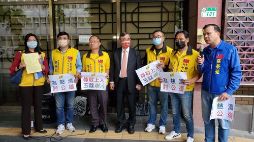 周玉蔻罵慈濟「下人」新黨怒告！　他們出庭高舉「玉蔻嚇人」標語