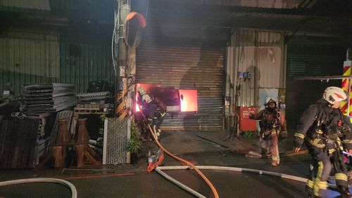 芦洲工厂清晨大火 标线工程用油漆助火势货车也烧毁