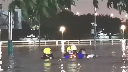 士林河堤内竟有3人受困　惊！男紧抱篮球架女受困车内