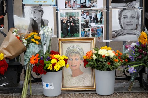 黛妃逝世25週年　悼念者獻花致敬