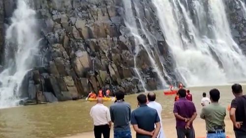 姊妹花擅闖瀑布自拍溺水　5親友救援！最後撈出6具屍體