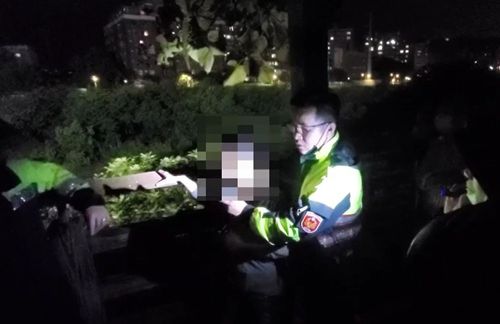 軒嵐諾襲台1男受困暴漲三峽河畔 警消救援上岸驚揭他身分