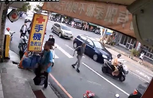 「真的是急救站」員林男話講不清快昏去 手機店闆娘一招救了他