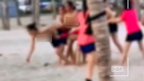 好嗨!女游客海滩「脱奶罩」戏水追逐 官方森77要追查
