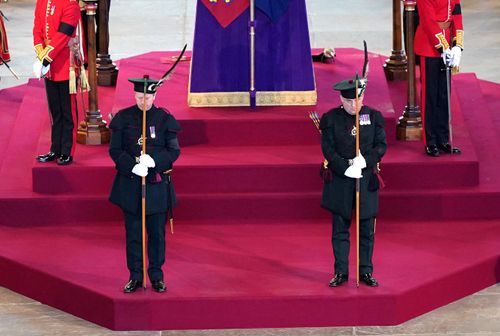 英防相、蘇格蘭事務大臣現身西敏廳　著軍裝為女王守靈