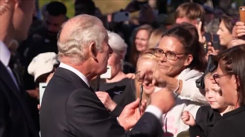 別讓查理不開心！英王多次因筆抓狂　民眾街頭送筆「以防萬一」