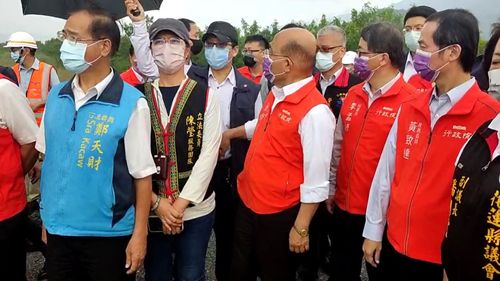 勘災政治學!視察高寮大橋突降雨 幕僚幫撐傘遭蘇貞昌制止