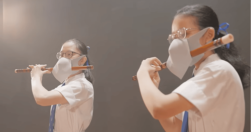 戴口罩吹笛子「不准笑」 港教育局斥:超越道德底線