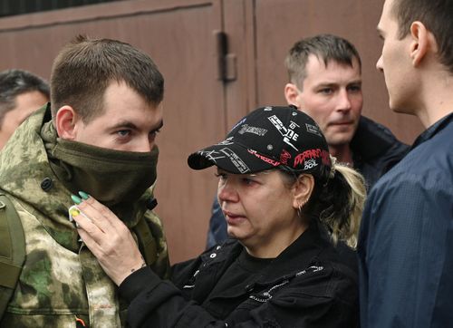 俄羅斯男人接徵召令上戰場　親友淚別、情侶趕著結婚