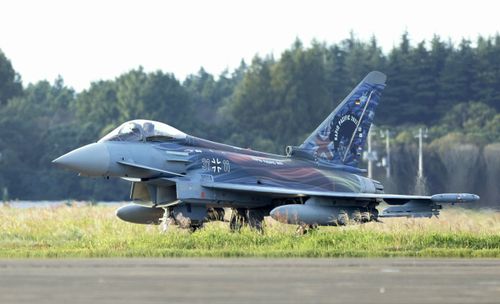 德國空軍總司令親自駕駛!「歐洲颱風」戰機首度飛抵日本