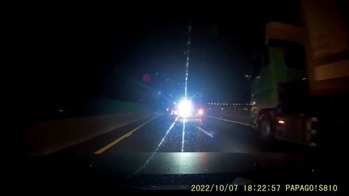 西濱驚現「強光投射燈」 後車譙爆!猛閃遠光燈反擊